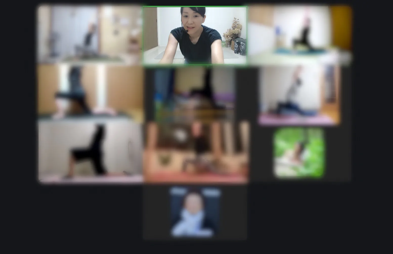 AMI YOGA HOKKAIDOのオンラインヨガクラスの画面：講師の角畠あさみさんと参加者（参加者はぼかしています）